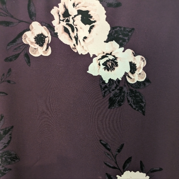 Set of  2 Reitmans floral blouses - Picture 7 of 11